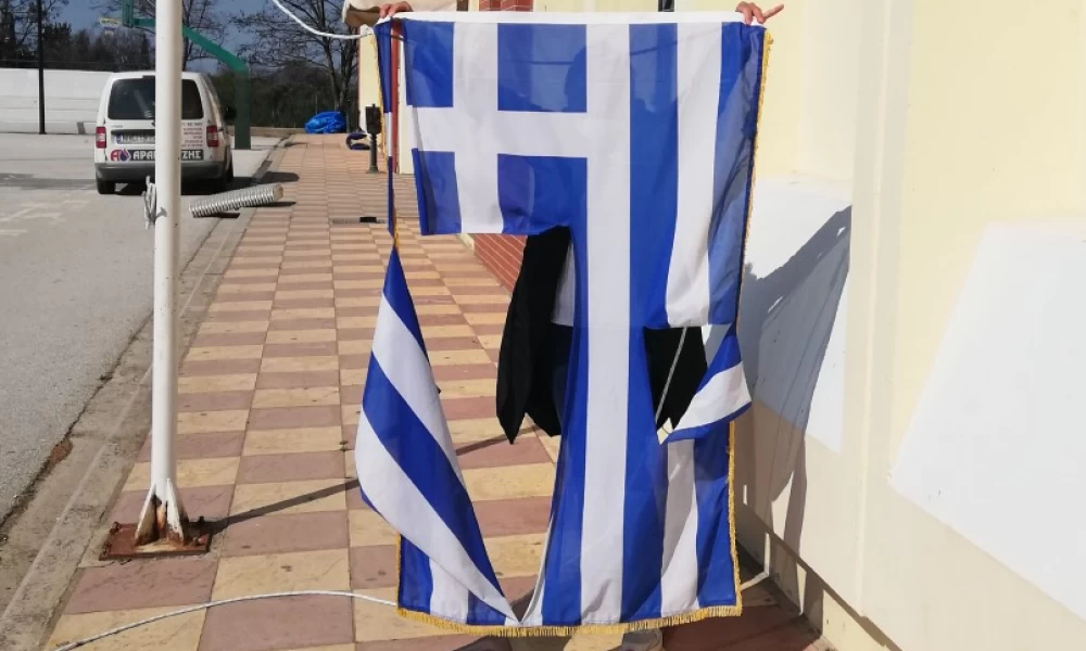 Έσκισαν την γαλανόλευκη στο Γυμνάσιο Θέρμης